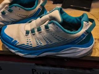 Zapatillas trekking trail senderismo running izas