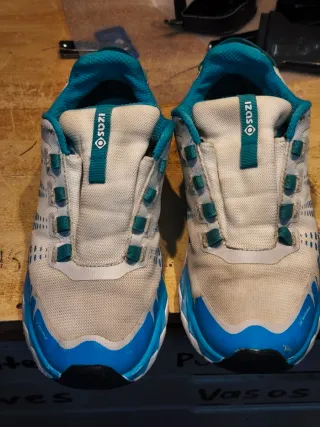 Zapatillas trekking trail senderismo running izas