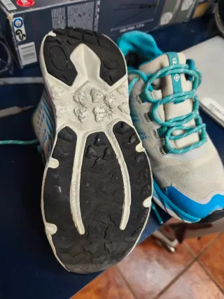 Zapatillas trekking trail senderismo running izas