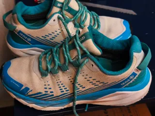 Zapatillas trekking trail senderismo running izas