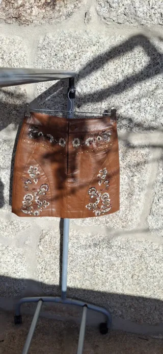 Falda efecto cuero marrón bordada