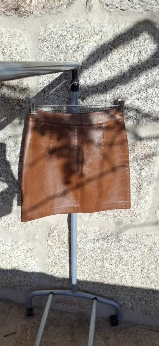 Falda efecto cuero marrón bordada