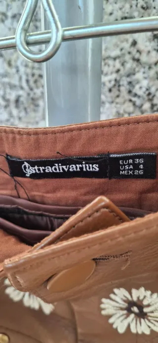 Falda efecto cuero marrón bordada