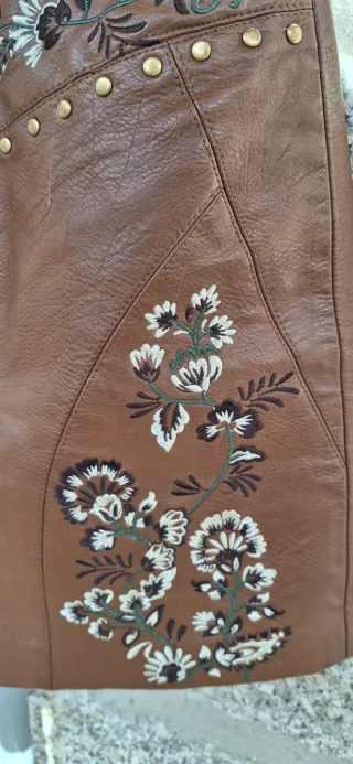 Falda efecto cuero marrón bordada