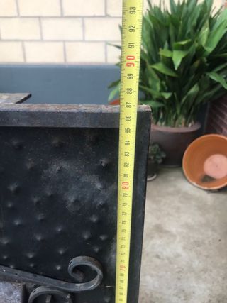 Chimenea de leña metálica negra