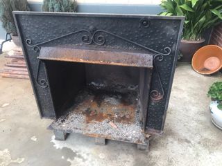 Chimenea de leña metálica negra