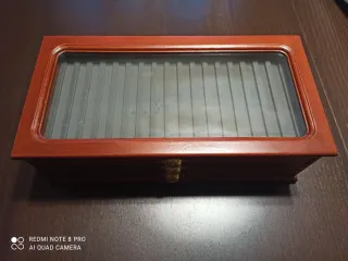 Mueble Expositor de madera Plumas