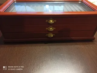 Mueble Expositor de madera Plumas