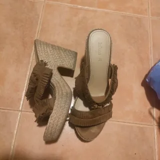 Sandalias cuña flecos beige/marrón talla 36
