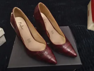 Zapatos Menbur tacón ancho burdeos