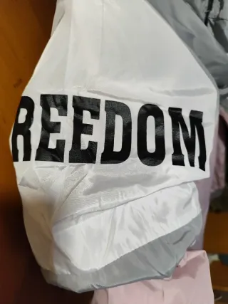 Chaqueta SHEIN rosa y gris con capucha