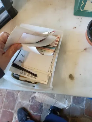 Cassettone con grande collezione di etichette di vini di Jerez