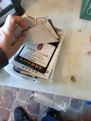 Cassettone con grande collezione di etichette di vini di Jerez