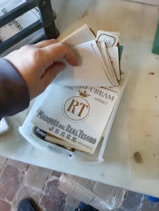 Cassettone con grande collezione di etichette di vini di Jerez