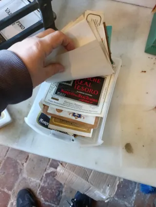 Cassettone con grande collezione di etichette di vini di Jerez