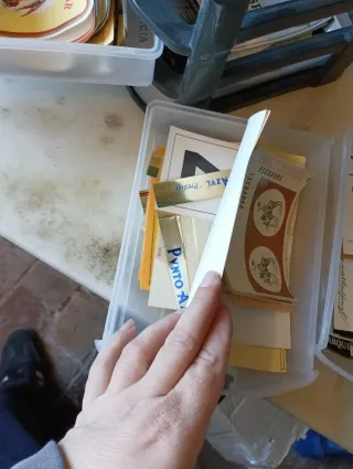 Cassettone con grande collezione di etichette di vini di Jerez