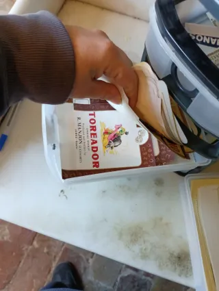 Cassettone con grande collezione di etichette di vini di Jerez