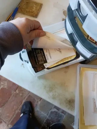 Cassettone con grande collezione di etichette di vini di Jerez