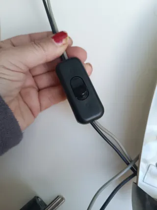 Lámparas de pared plateadas y blancas