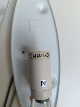 Lámparas de pared plateadas y blancas