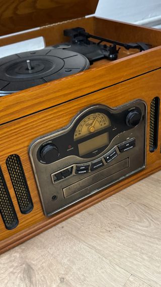 Sofá individual con puf y tocadiscos