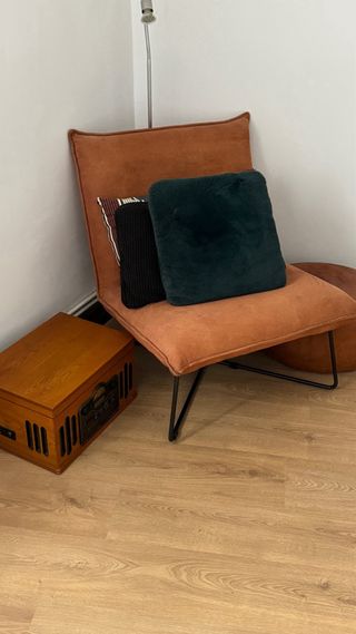 Sofá individual con puf y tocadiscos