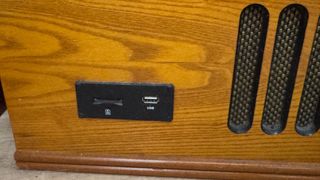 Sofá individual con puf y tocadiscos