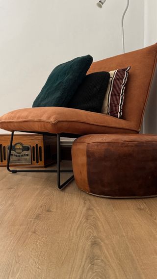 Sofá individual con puf y tocadiscos