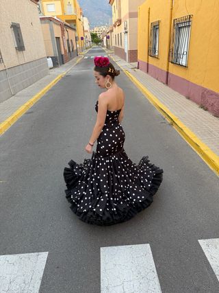 Vestido de Flamenca Negro con Lunares Blancos