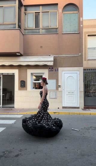 Vestido de Flamenca Negro con Lunares Blancos