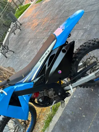 Moto de Cross Negra y Azul