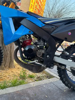 Moto de Cross Negra y Azul