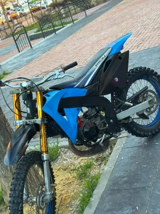 Moto de Cross Negra y Azul