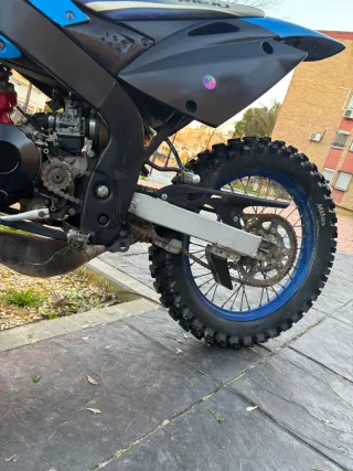 Moto de Cross Negra y Azul