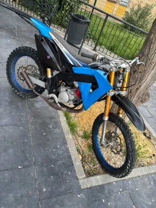 Moto de Cross Negra y Azul