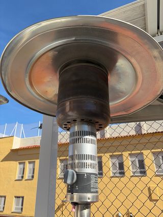 Estufa exterior de gas en muy buen estado