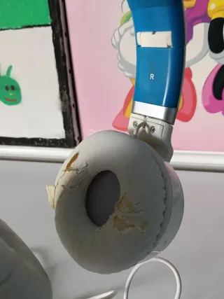 Cascos blancos y azules