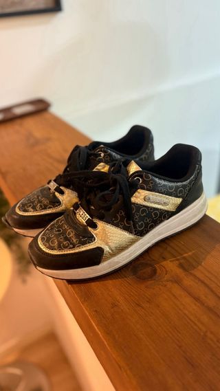 Zapatillas Guess Negro y Dorado