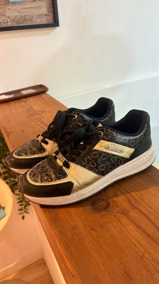 Zapatillas Guess Negro y Dorado