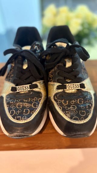 Zapatillas Guess Negro y Dorado