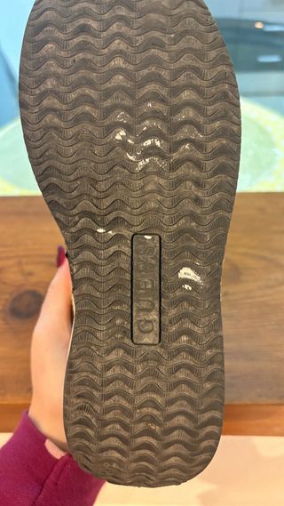 Zapatillas Guess Negro y Dorado