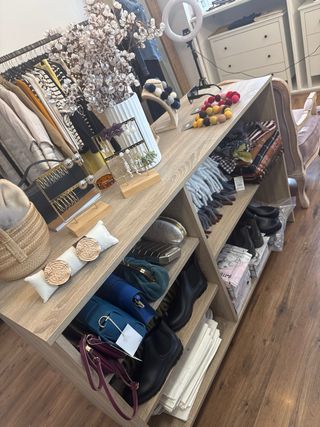 Estantería de madera y tela