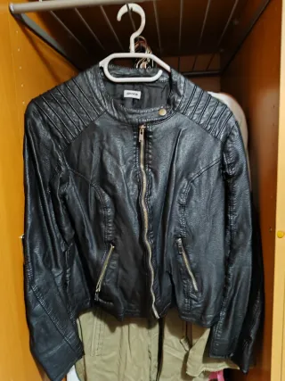 Chaqueta efecto piel negra