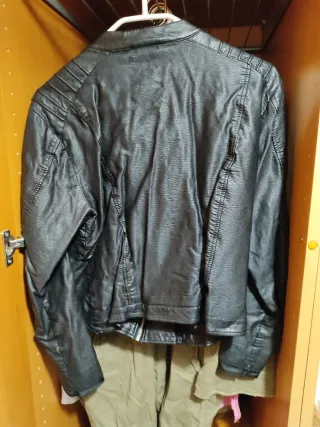 Chaqueta efecto piel negra