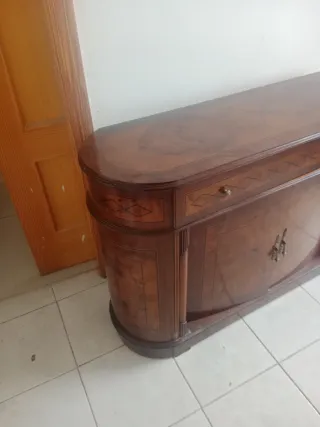 Cómoda de madera con cajones y puertas