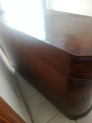 Cómoda de madera con cajones y puertas