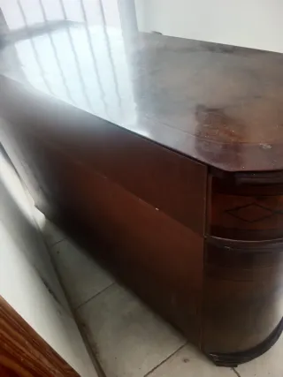 Cómoda de madera con cajones y puertas