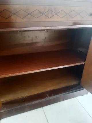 Cómoda de madera con cajones y puertas