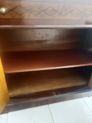 Cómoda de madera con cajones y puertas