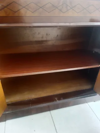 Cómoda de madera con cajones y puertas